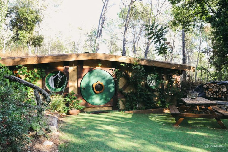 Une nuit insolite dans une maison de Hobbit dans le Var